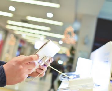 Buying-Smartphone-000081431105_XXXLarge